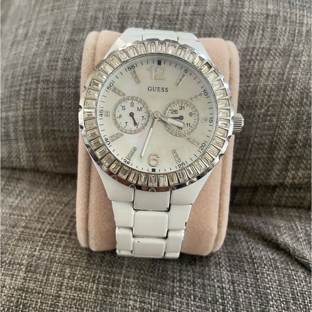 White guess watch in very good conditions